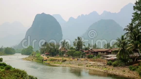 老挝瓦冈县石灰岩山地村日常生活视频的预览图