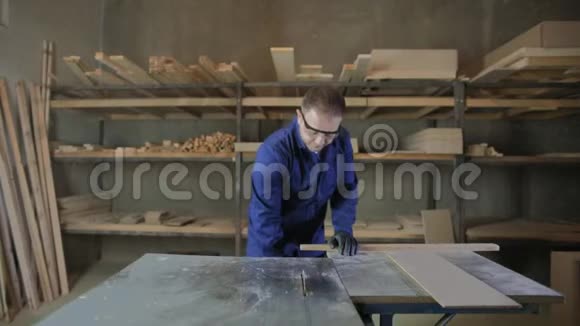 一家家具厂的年轻人为沙发剪木片视频的预览图