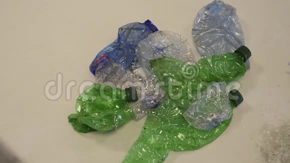 混合塑料回收的通行证俯视图视频的预览图