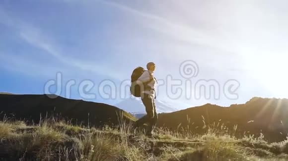 徒步旅行的女人走在山上视频的预览图