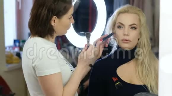 专业化妆师和美女合作视频的预览图