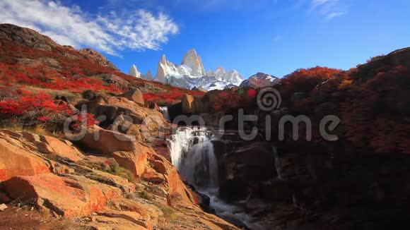 美丽的风景与瀑布和菲茨罗伊山阿根廷巴塔哥尼亚视频的预览图