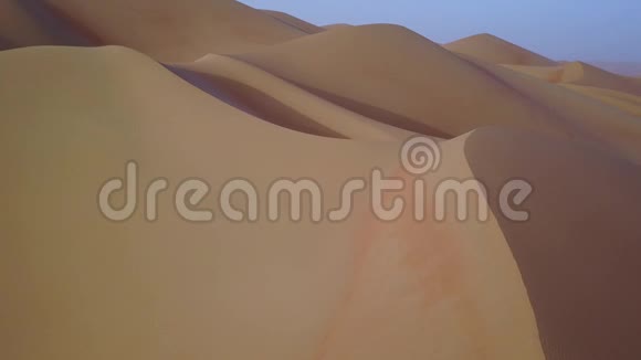 日出时沙丘的无人视野视频的预览图