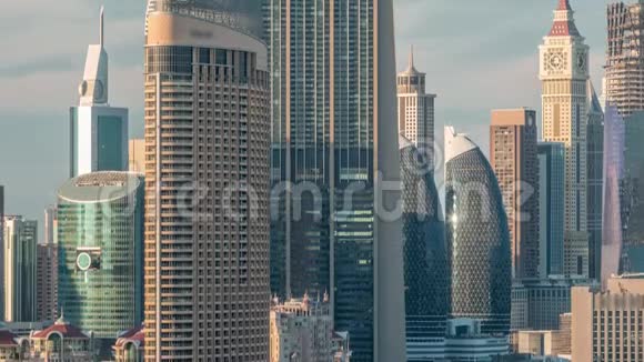 航空日落城市景观与迪拜市区建筑时间推移阿拉伯联合酋长国视频的预览图