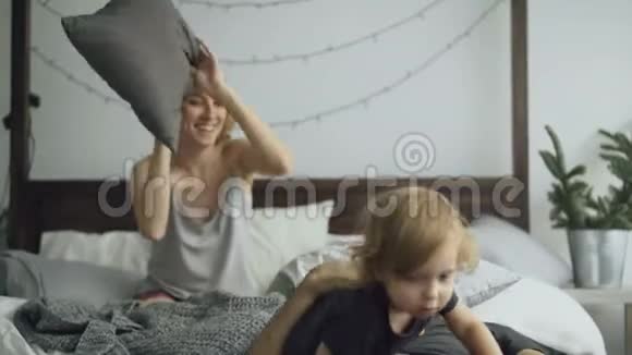 幸福的家庭和小可爱的女儿在家里睡觉视频的预览图