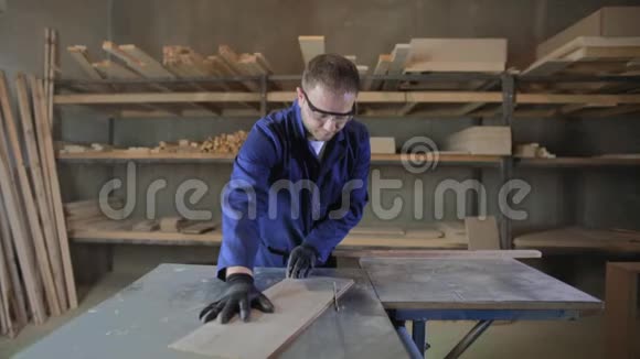 一家家具厂的年轻人为沙发剪木片视频的预览图
