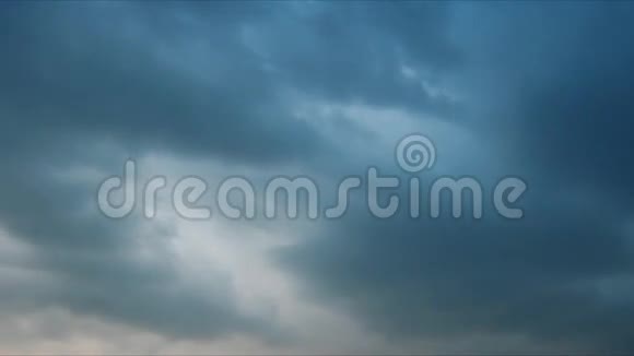天空中深蓝色的雨云视频的预览图