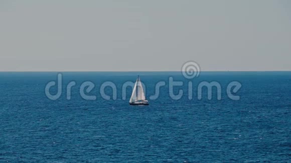 亚得里亚海地平线上的帆船游艇视频的预览图