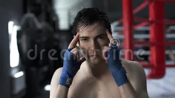 一个英俊的拳击手训练后出汗视频的预览图
