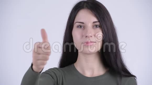 幸福的年轻美女竖起大拇指视频的预览图