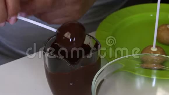 女人在黑巧克力里蘸饼下一个桌子上是蛋糕汽水的空白视频的预览图