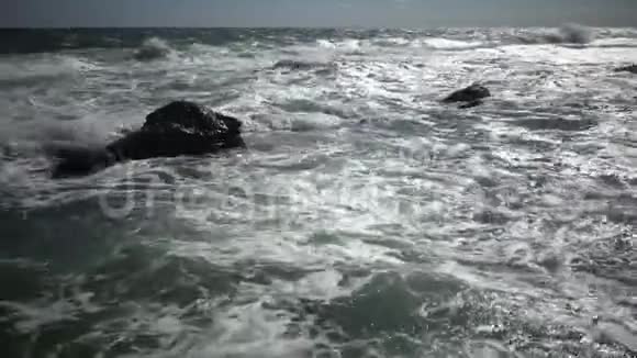 强烈的风暴在海上海浪和白色泡沫在沙滩上滚动视频的预览图