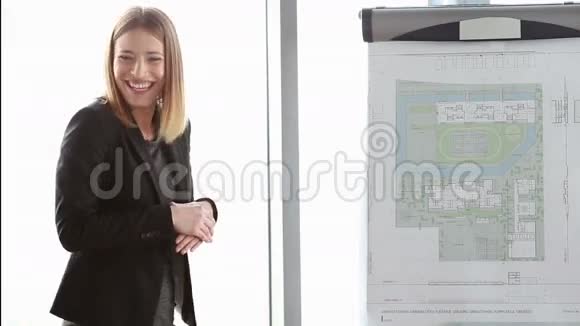 女商人微笑着向同事做报告视频的预览图