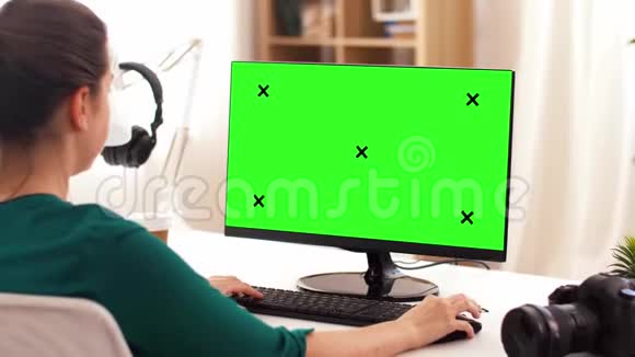 家里电脑上有绿色屏幕的女人视频的预览图