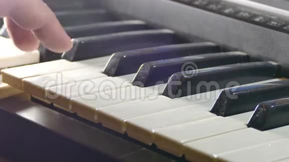 手弹男合成器钢琴过键视频的预览图