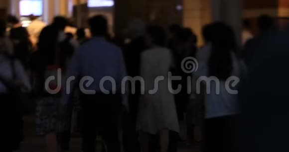 东京商业小镇上行走的人的夜景视频的预览图