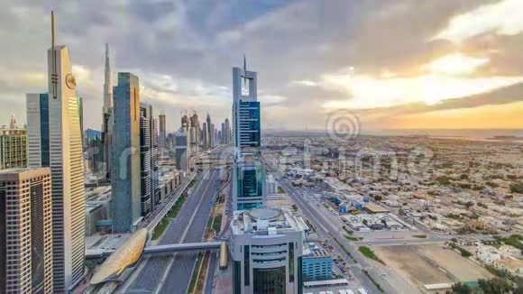 迪拜摩天大楼日落时间晚迪拜地铁站和谢赫扎耶德路的交通视频的预览图