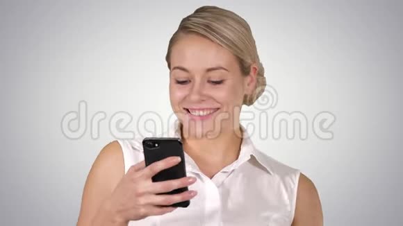 快乐的年轻美女微笑着用手机阿尔法频道视频的预览图