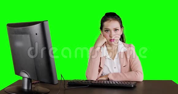 睡眼的商务女性桌上有电脑视频的预览图