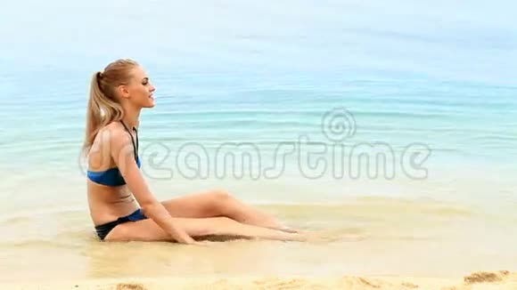 可爱又清新的海滩女人视频的预览图