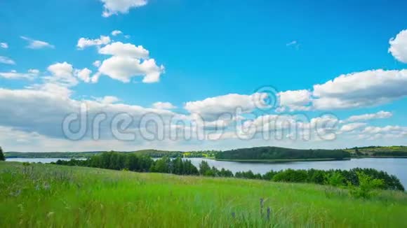 夏季景观带湖全景时间推移视频的预览图