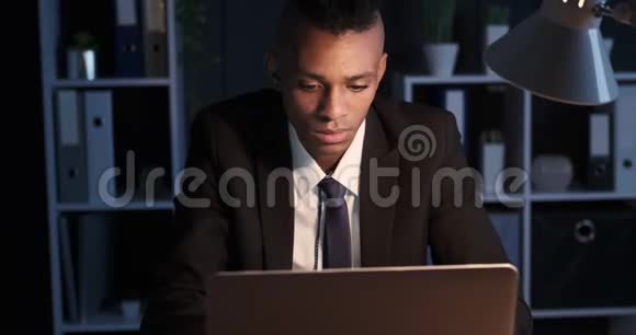 商人晚上在电脑上工作视频的预览图