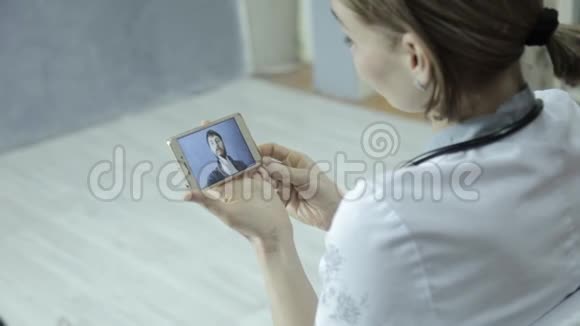 网上医疗咨询男性病人与医生电话聊天视频视频的预览图