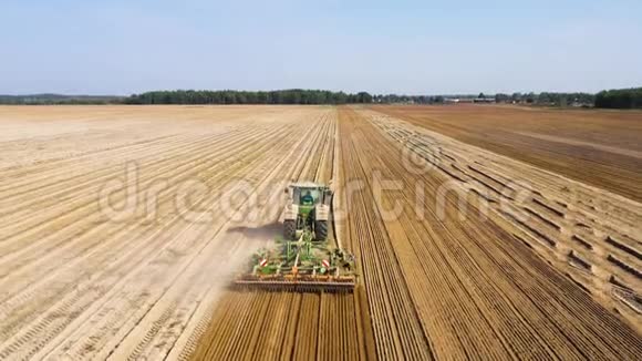 农用圆盘耙拖拉机视频的预览图
