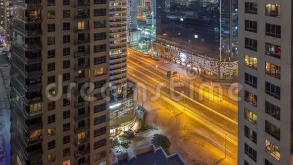 迪拜市中心和商务湾与现代建筑夜间时间推移视频的预览图