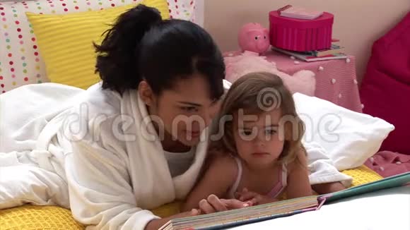 漂亮的女人和她的女儿一起读书视频的预览图