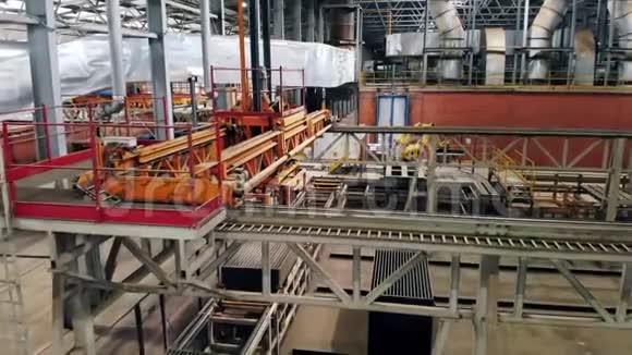 在工厂工作的现代工业机制视频的预览图
