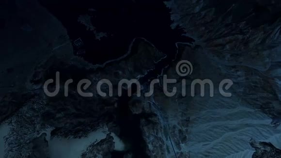 山谷中央的水坝在夜晚视频的预览图