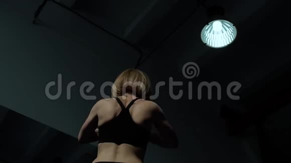 女性伸展身体视频的预览图