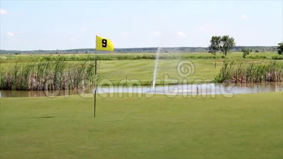 高尔夫球场与池塘视频的预览图