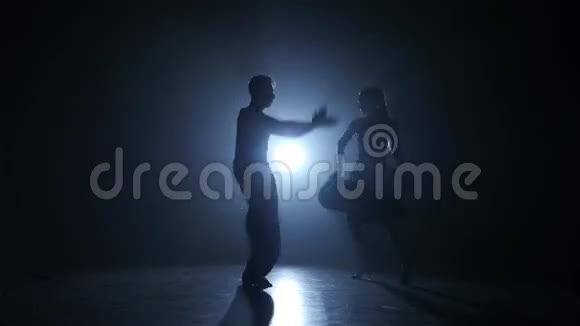 激情优雅的萨尔萨舞由冠军表演烟雾弥漫的工作室视频的预览图