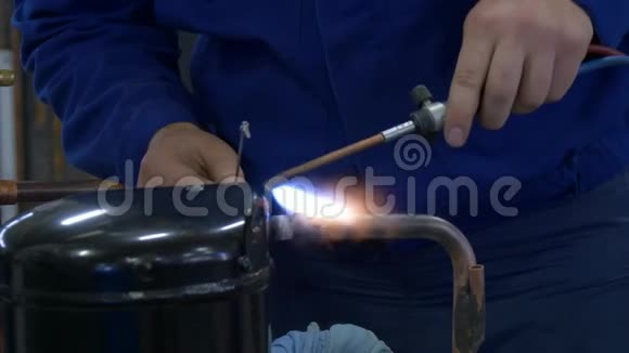 工厂金属焊接过程中工人的手视频的预览图