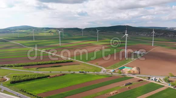 风电场现场鸟瞰图奥地利无人机能源生产观视频的预览图