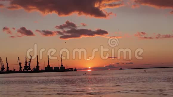 太阳落山在海港的地平线上港口美丽的日落视频的预览图