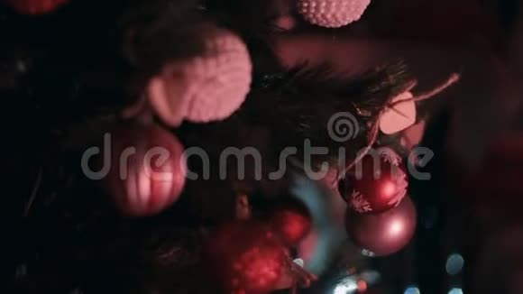 圣诞树用红白球装饰视频的预览图