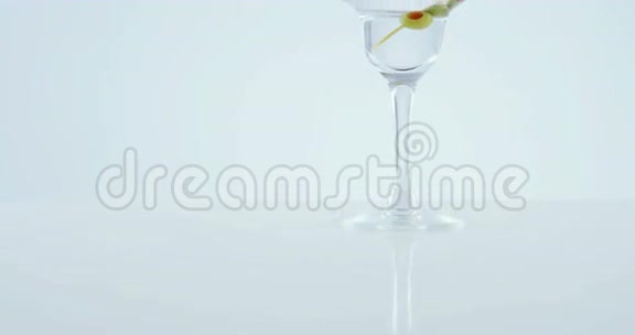 鸡尾酒玻璃加橄榄棒视频的预览图