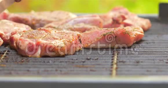 准备烧烤肉卷和肉条视频的预览图