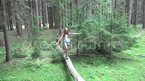 森林漫步树木童玩冒险女孩户外木视频的预览图