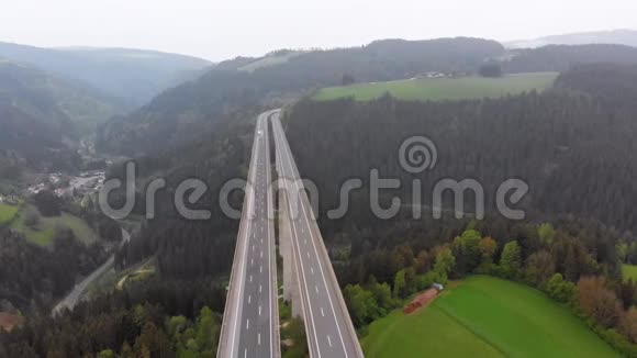 公路高架桥在山区混凝土柱子上的鸟瞰图视频的预览图