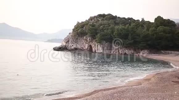 斯维蒂斯特凡酒店的私人海滩靠近岛上黑山视频的预览图
