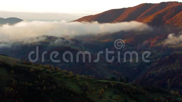 喀尔巴阡山雾蒙蒙的日出视频的预览图