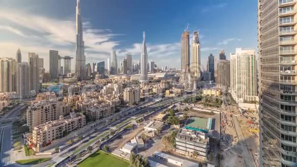 迪拜市中心的天际线随着时间推移从迪拜的顶部可以看到哈利法塔和其他塔的全景视频的预览图