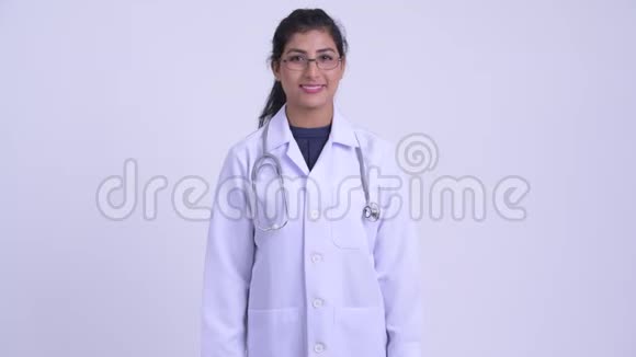 年轻快乐的波斯女医生戴着眼镜微笑视频的预览图