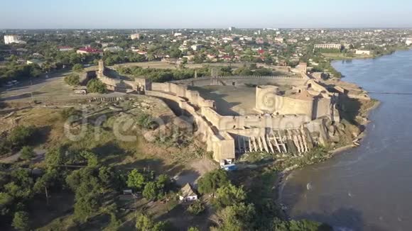 在乌克兰敖德萨地区BilhorodDnistrovskyiAkkerman要塞上空飞行视频的预览图