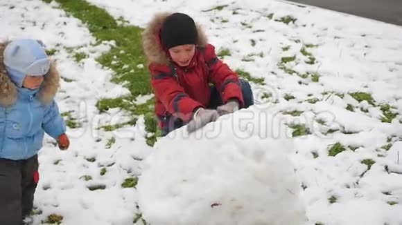 快乐的孩子们在公园玩雪视频的预览图