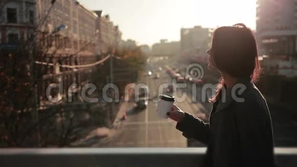 在城市桥上打电话的漂亮女人视频的预览图